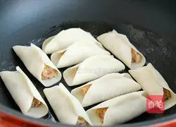 Illustration of how to make pork and green onion pot stickers 17