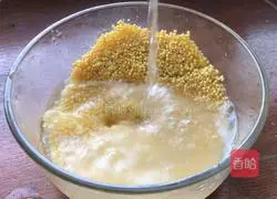 Cooked cabbage jelly Illustration of how to make tofu and preserved egg porridge 1