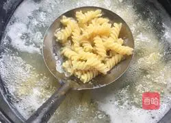 Illustration of how to make tomato-flavored spiral pasta 3