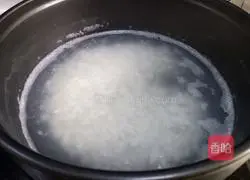 Illustration of how to make preserved egg and vegetable porridge 3