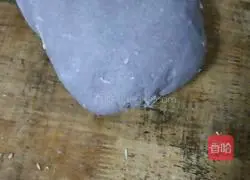 Illustration of how to make three-color flower rolls 4