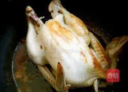 Illustration of how to cook salt-baked chicken in rice cooker 7