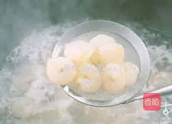 The Beginning of Spring·Spring Rolls||The east wind thaws, and stinging insects begin to vibrate; Illustrations of how to make clever rolls to welcome the spring with the fish carrying the ice.3