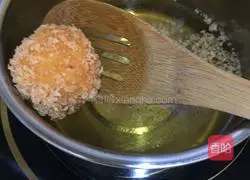 Illustration of how to make golden rice ball cake 7