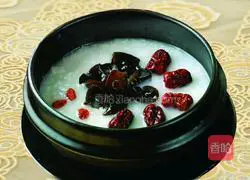Illustration of how to make fungus and red date porridge 6