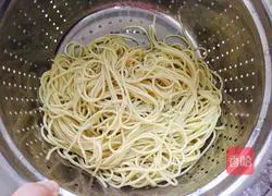 Illustration of home-style braised noodles 4