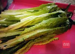 Illustration of how to make colorful flower rolls 3