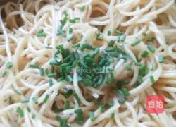 Illustration of making spicy and sour cold noodles 17