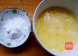 Illustration of how to make spring roll skins 3