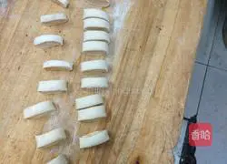 Illustration of how to make chrysanthemum rolls 1