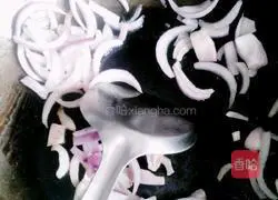 Illustration of how to make minced beef, onion and mango baked rice 2