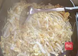 Illustration of how to make fried rice noodles with eggs 4