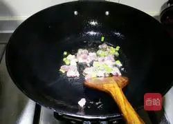 Illustration of how to make braised noodles with potatoes and beans 2