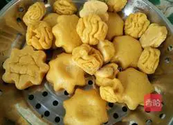 Illustration of how to make pumpkin multi-grain flower rolls 14