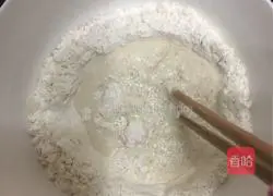 Illustration of how to make spring roll skins 2