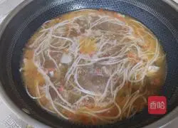 Illustration of how to make pork offal soup and rice noodles 15