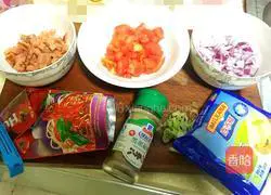 Illustration of how to make red sausage baked rice 1