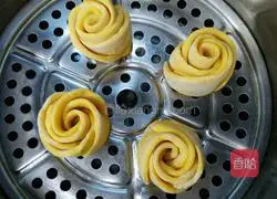 Illustration of how to make rose pumpkin rolls 11
