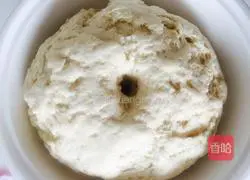 Illustration of how to make salt and pepper flower rolls 1