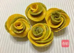 Illustration of how to make two-color rose roll 9