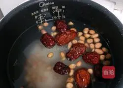 Illustration of how to make red dates and peanut rice porridge 6