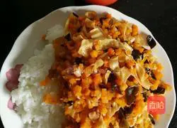 Illustration of how to make rice with carrot, fungus and bean skin 4