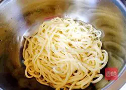 Illustration of how to make Beijing-style cold noodles 3