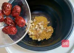 Illustration of how to make lotus seed lily millet porridge 6