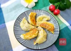 Illustration of how to make fried pot sticker dumplings 11