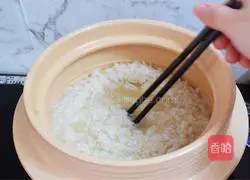 Illustration of how to make sausage clay pot rice 8