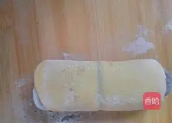 Illustration of making rose roll 13