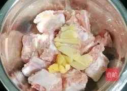 Corn Illustration of how to make carrot and pork ribs porridge 3