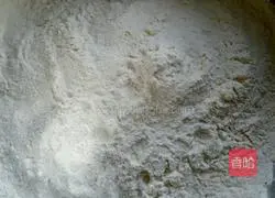 Illustration of how to make spring roll skins 1