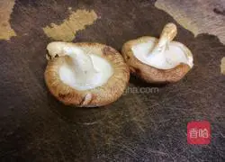 Illustration of how to make mushroom and lean meat porridge 2