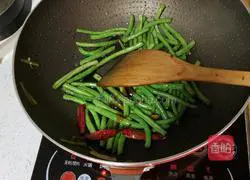 Illustration of how to make braised beans and noodles 8