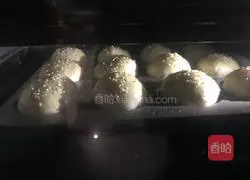 Illustration of how to make mini hamburgers 10