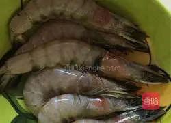 Illustration of how to make shrimp burgers 1