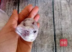 Illustration of how to make cheese and meat floss rice balls 8