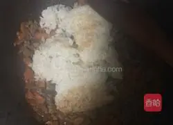 Illustration of how to make tomato, beef and cheese baked rice 5