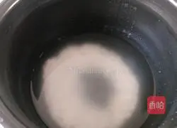 Illustration of how to make preserved egg and lean meat porridge 3