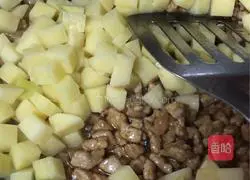 Illustration of how to make diced pork with cold noodles and braised pork 7