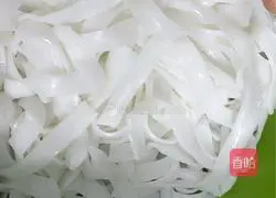 Illustration of how to make fried rice noodles with eggs 1