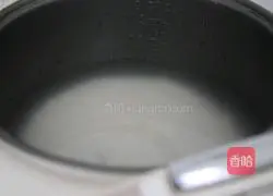 Illustration of how to make preserved egg and lean meat porridge 2