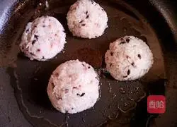 Illustration of how to make cheese and meat floss rice balls 10