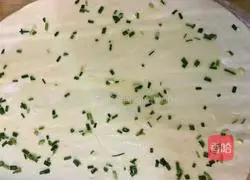 Illustration of how to make scallion rolls 4