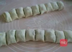 Illustration of how to make chive and salt and pepper rolls 9