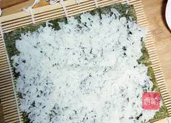 Illustration of making sausage and meat floss rice balls 3