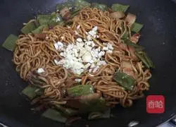 Illustration of how to make braised noodles with soy sauce beans 12