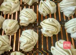 Illustration of how to make sesame oil flower rolls 4