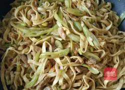 Illustration of braised noodles with beans and shredded pork 1